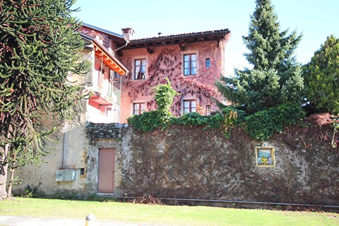 Casa con 9 locali in vendita in Via Umberto I, Cannobio