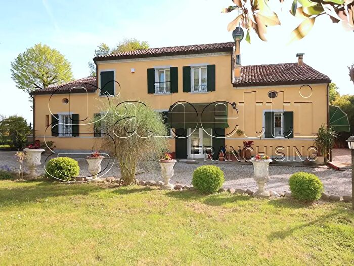 Casa con 9 locali in vendita in Via Comacchio, Ferrara