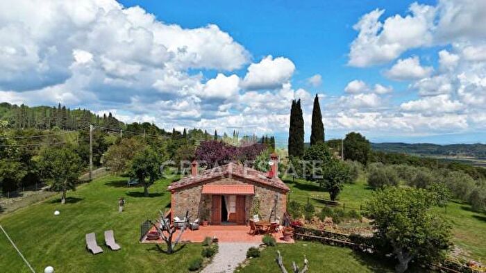Casa con 6 locali in vendita in Piazza Giuseppe Garibaldi, Sinalunga