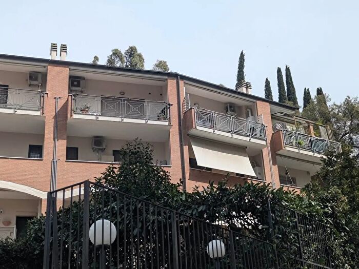 Appartamento trilocale in affitto in Via Scarmagno, Roma