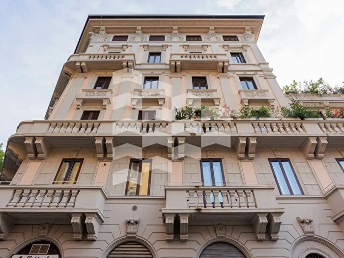 Appartamento con 5 locali in vendita in Viale Montello, Milano