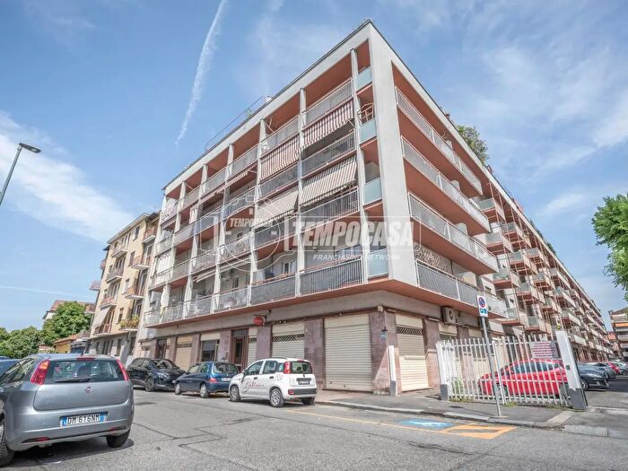 Appartamento trilocale in affitto in Via Luca della Robbia, Torino