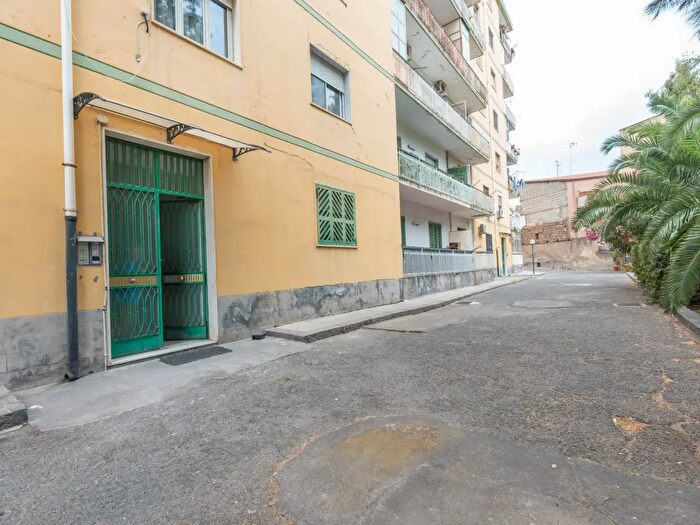Appartamento con 6 locali in vendita in Via Medaglie d'Oro, Catania