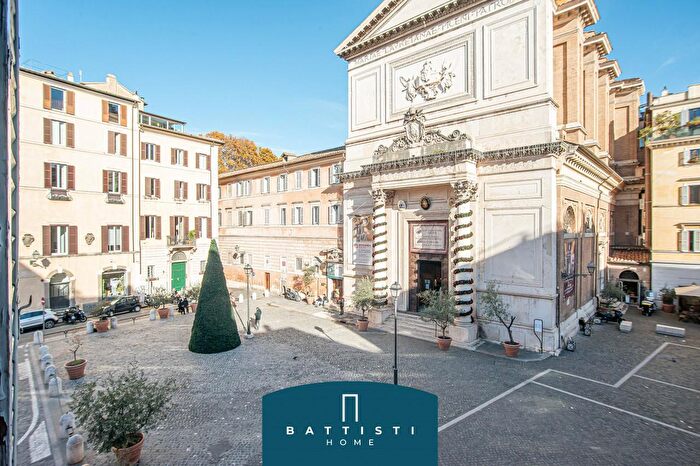 Appartamento con 5 locali in vendita in Piazza di San Salvatore in Lauro, Roma