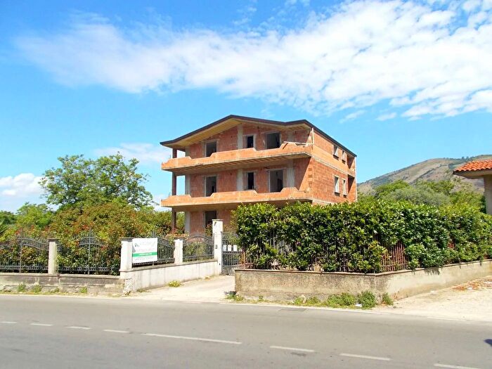 Casa con 15 locali in vendita in San Felice A Cancello