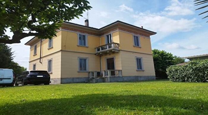 Casa con 6 locali in vendita in Viale Armando Diaz, Castelletto Sopra Ticino