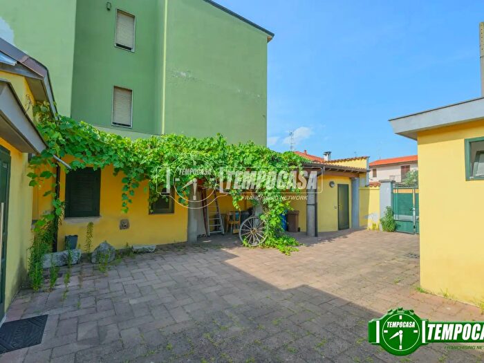 Casa con 6 locali in vendita in Via Allievi Achille, Rosate