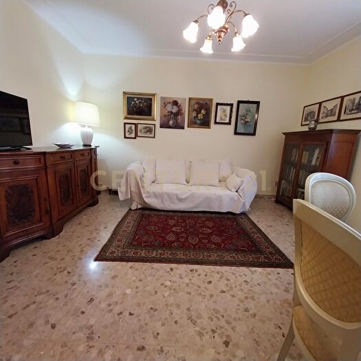 Appartamento con 6 locali in affitto in Lucca