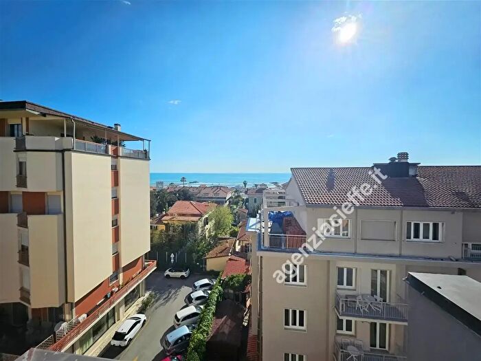 Appartamento con 6 locali in vendita in Massa