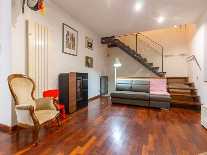 Casa con 7 locali in vendita in Cascina