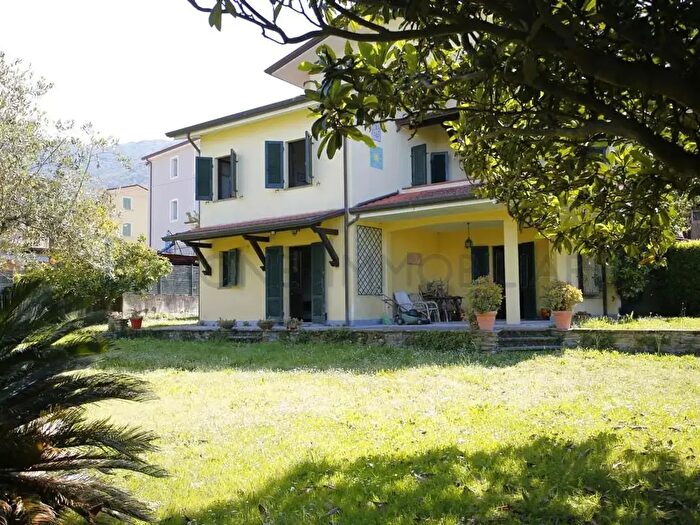Casa con 6 locali in vendita in Via di Scorrimento, Montignoso