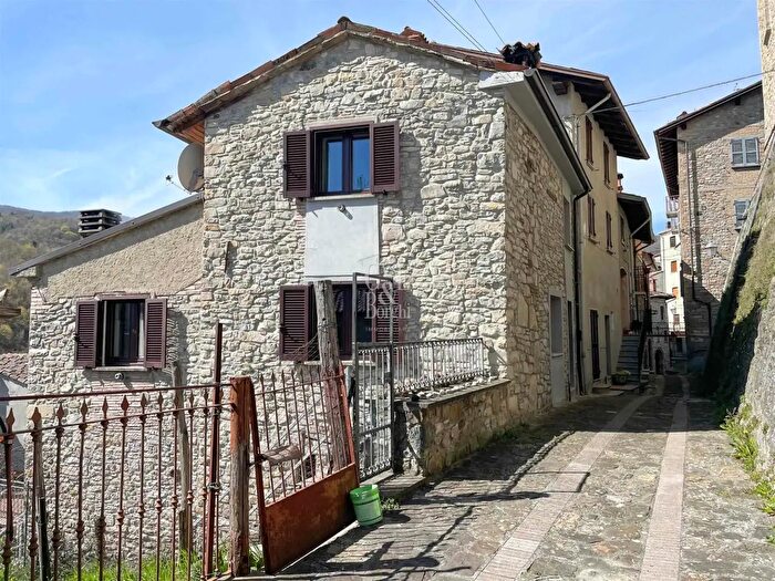 Casa trilocale in vendita in Via Roma, Romagnese