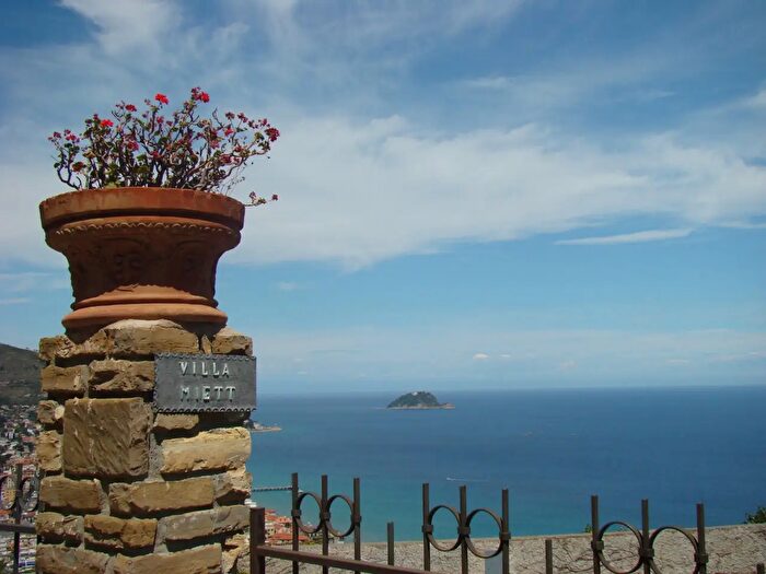 Casa con 6 locali in vendita in Strada Panoramica San Bernardo, Alassio
