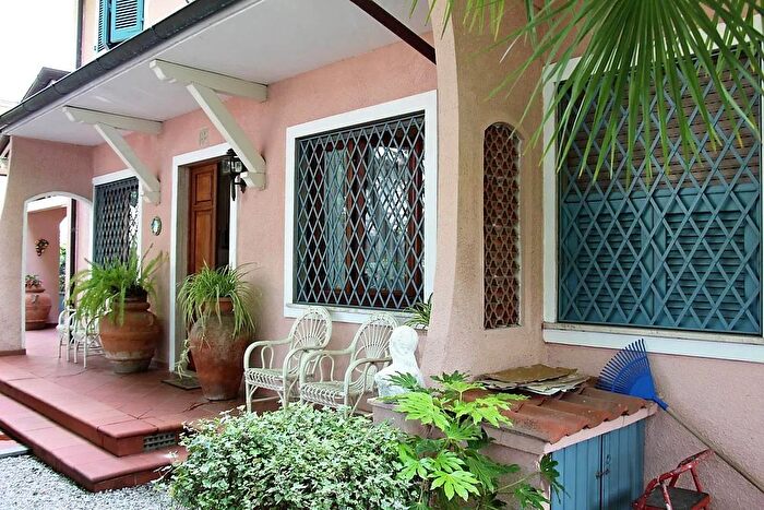 Casa con 16 locali in vendita in Forte Dei Marmi