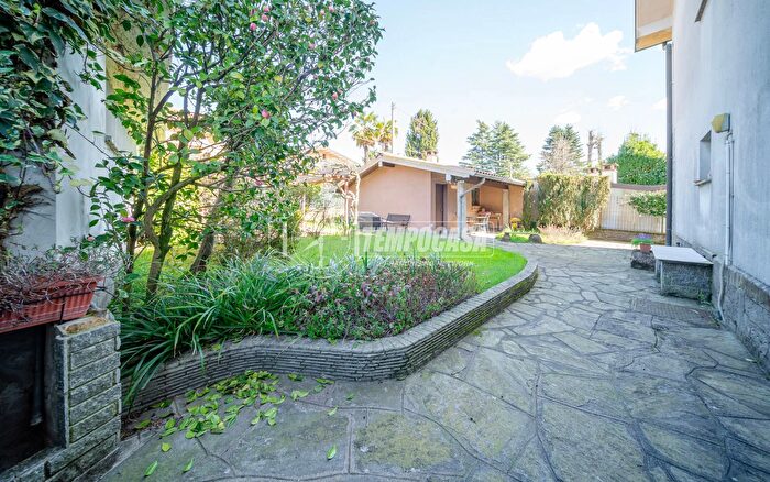 Appartamento con 5 locali in vendita in Via Chiosetto, Angera