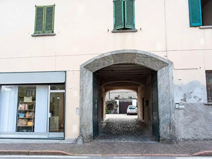 Appartamento quadrilocale in vendita in Via Roma, Inverigo