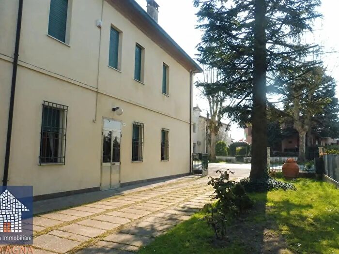 Casa con 8 locali in vendita in Via Piangipane, Ravenna