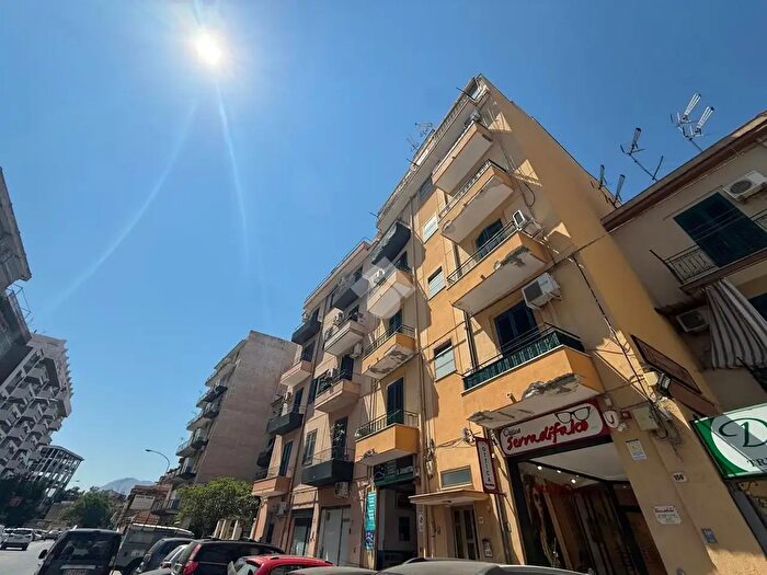 Appartamento trilocale in vendita in Via Serradifalco, Palermo