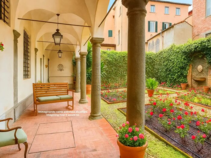 Appartamento con 12 locali in vendita in Piazza San Michele, Lucca