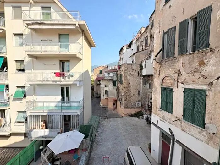 Appartamento trilocale in vendita in Via Montà, Sanremo