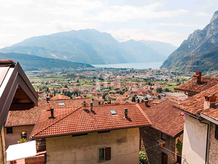 Casa con 8 locali in vendita in Via al Cingol Ros, Tenno