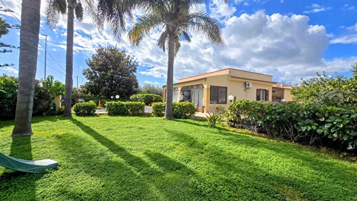 Casa quadrilocale in vendita in Via Filicudi, Siracusa