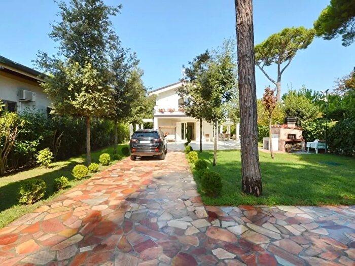 Casa con 7 locali in vendita in Forte Dei Marmi