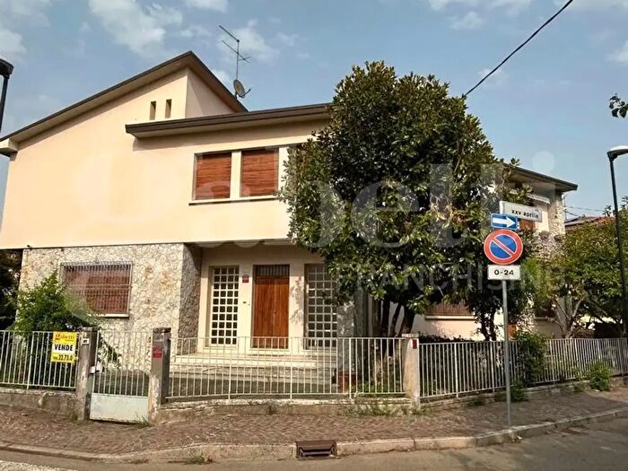Casa con 8 locali in vendita in Via XXV Aprile, Riolo Terme
