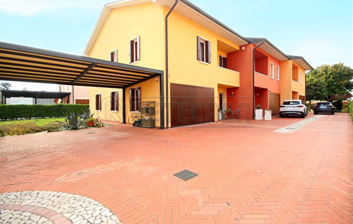 Casa con 8 locali in vendita in Grumolo Delle Abbadesse