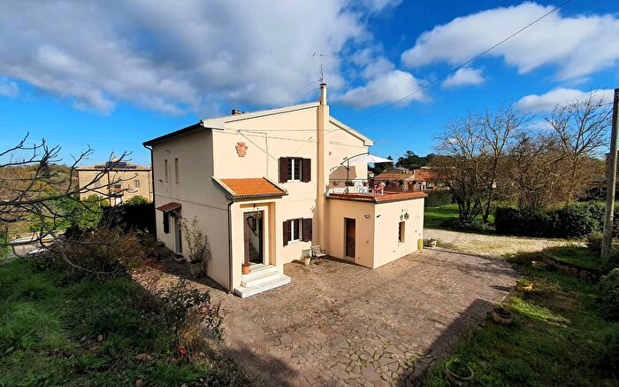 Casa con 7 locali in vendita in Via IV Novembre, Sorano