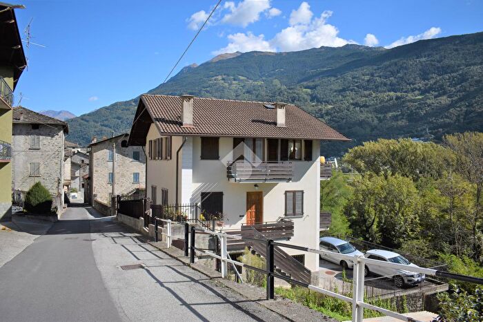 Casa con 6 locali in vendita in Via per Rogorbello, Vervio