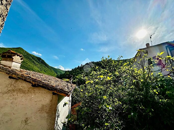Casa con 6 locali in vendita in Frazione Pompagnano, Spoleto