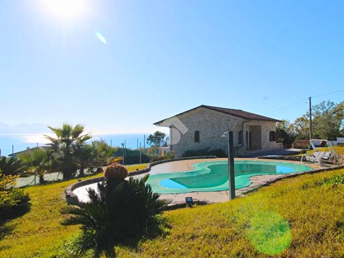 Casa con 8 locali in vendita in Via Sp, Ispani