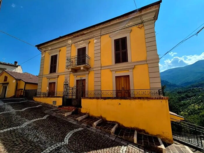 Casa con 10 locali in vendita in Via Rossetti, Farindola