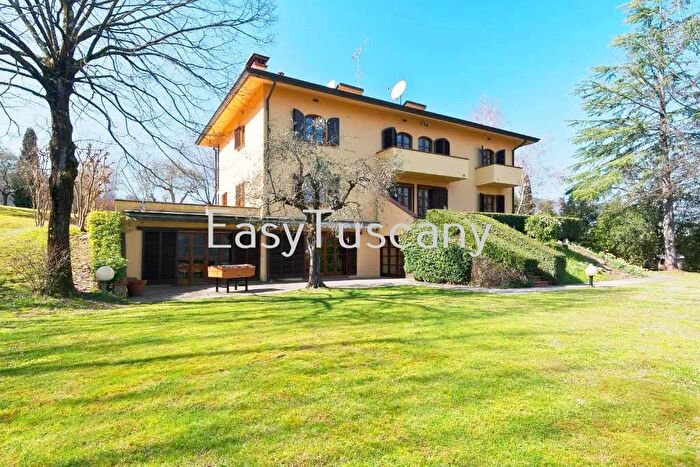 Casa con 9 locali in vendita in Lucca