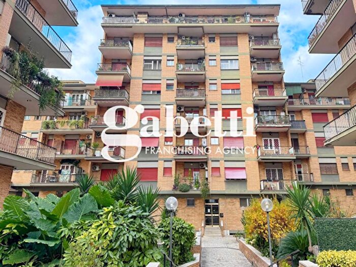 Appartamento trilocale in vendita in Viale della Serenissima, Villa Gordiani, Roma