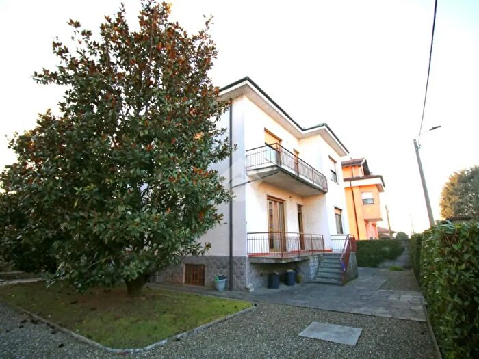 Casa con 6 locali in vendita in Via Luigi Zari, Caronno Pertusella