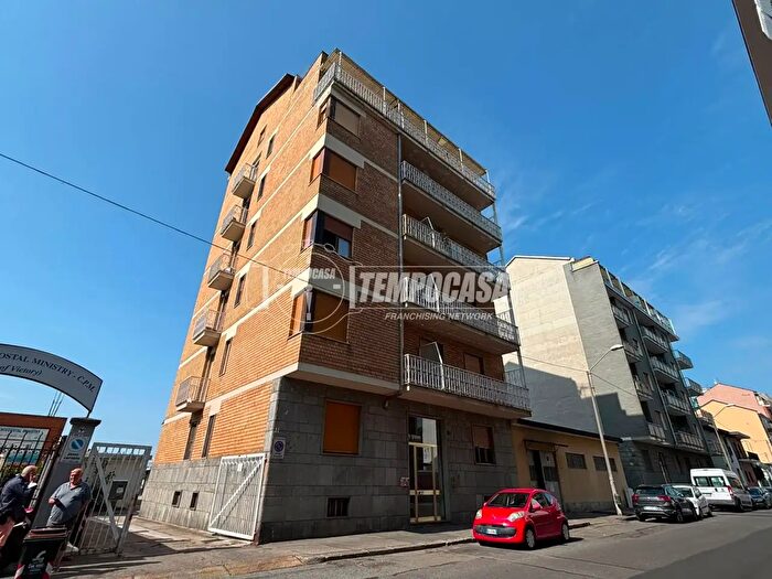 Appartamento trilocale in vendita in Via Challant, Torino