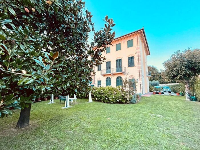 Casa con 12 locali in vendita in Capannori