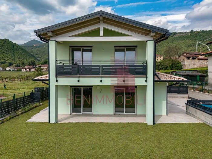 Casa quadrilocale in vendita in Via Valle, Ome