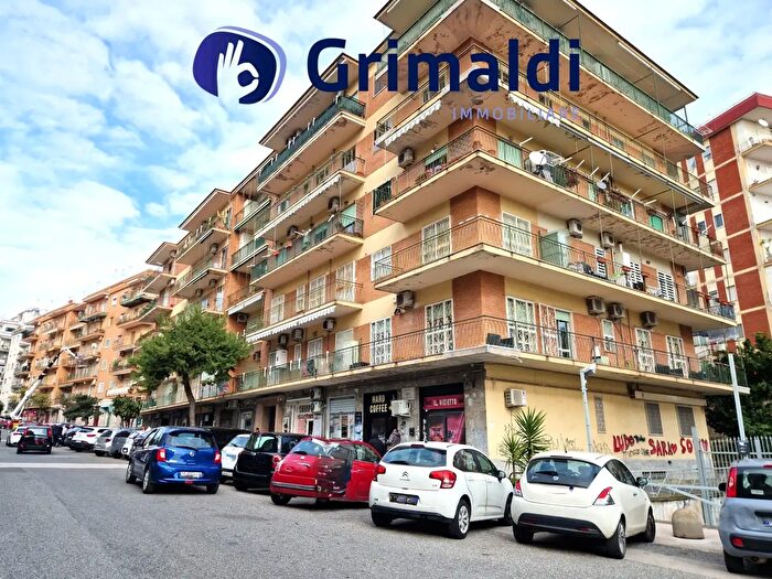 Appartamento quadrilocale in vendita in Viale Privato Farnese, Napoli
