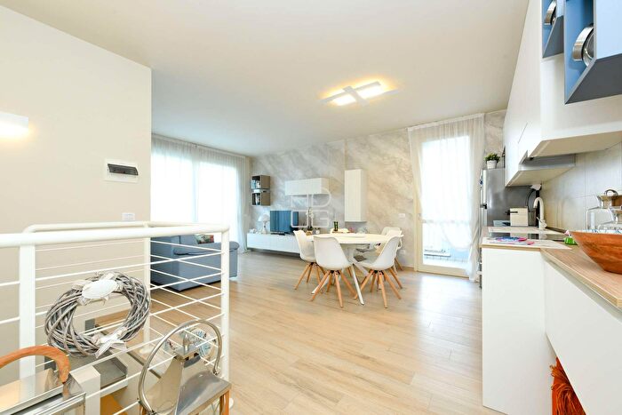 Appartamento trilocale in vendita in Via Lungolago Cesare Battisti, Desenzano Del Garda