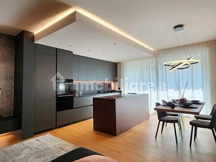 Appartamento con 5 locali in vendita in Via Bezzecca, Padova