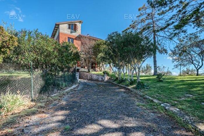 Casa con 6 locali in vendita in Via Benozzo Gozzoli, Montefalco