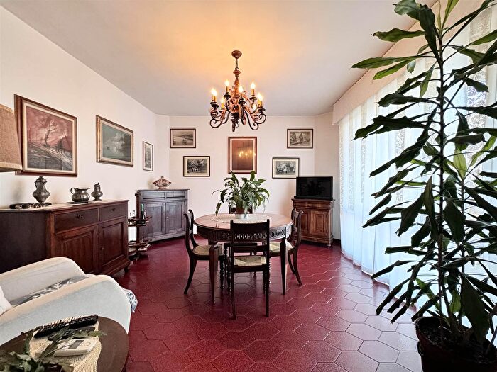 Appartamento con 5 locali in vendita in Viareggio