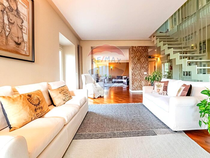 Appartamento con 6 locali in vendita in Via Silvio Pellico, Besana In Brianza