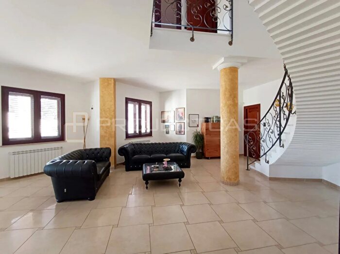 Casa con 11 locali in vendita in Via El Alamein, Scorrano