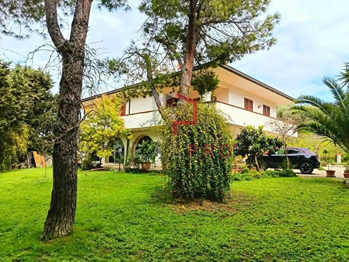 Casa con 6 locali in vendita in Via Ripoli, Spoltore