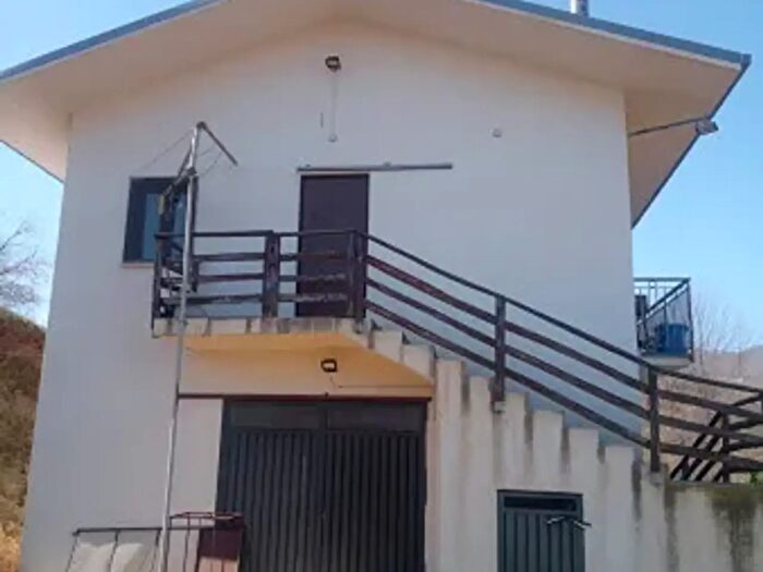 Casa quadrilocale in vendita in Contrada Castiglione Snc, Abriola