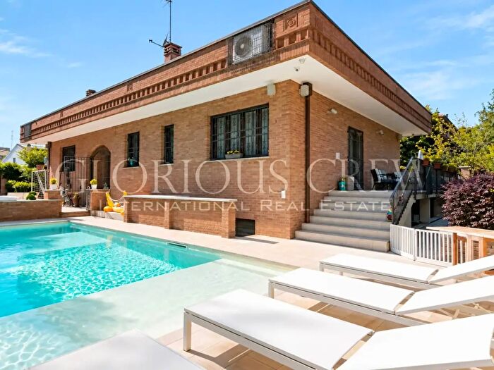 Casa con 8 locali in vendita in Viale Cavour, Trezzano Sul Naviglio